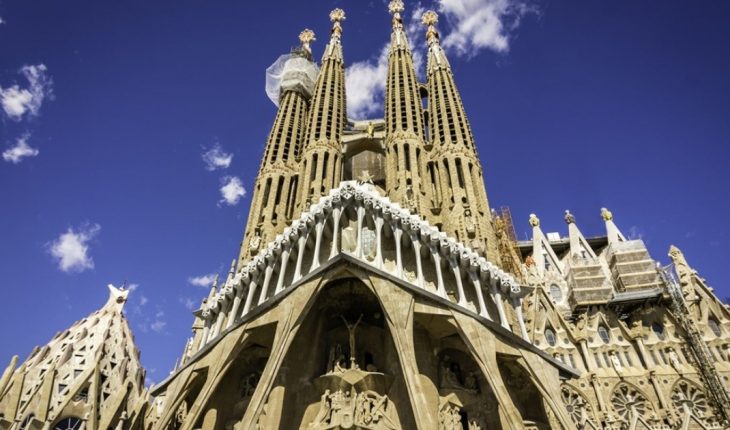 translated from Spanish: The doors of the Sagrada Familia are reopened in Barcelona