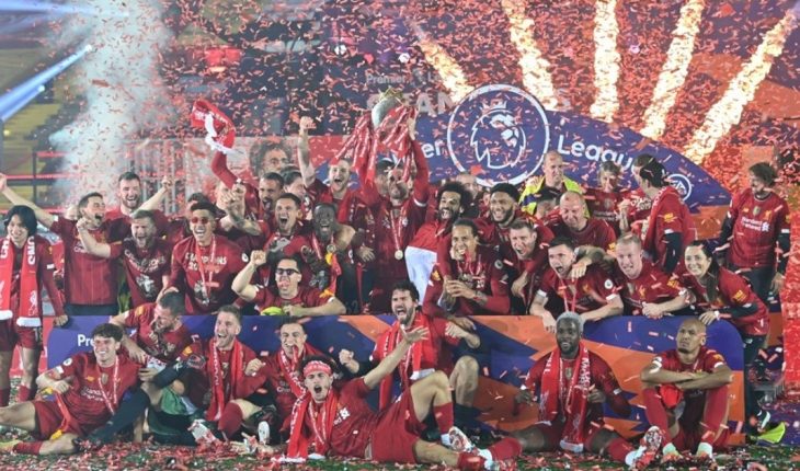 translated from Spanish: The moment expected for 30 years: Liverpool lifted the Premier League title