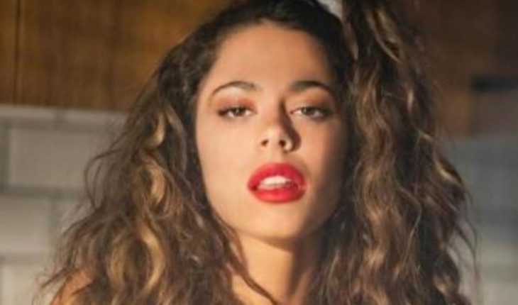 translated from Spanish: Tini Stoessel opined on the poster of Oriana Sabatini