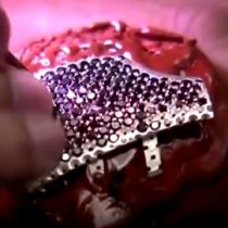 18 quilates y miles de diamantes valorados en 1.5 millones de dólares: joyería israelí confecciona la mascarilla más cara del mundo