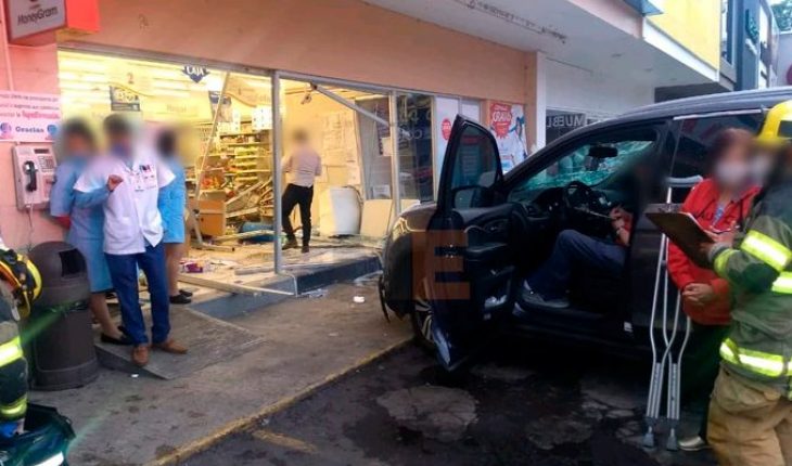 Adulto mayor estrella su camioneta contra farmacia en Morelia, intentaba activar la reversa