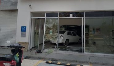 Auto es impactado por un tráiler y termina dentro de un banco, en Apatzingán (Video)