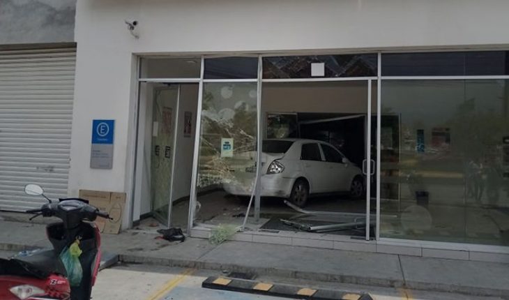 Auto es impactado por un tráiler y termina dentro de un banco, en Apatzingán (Video)