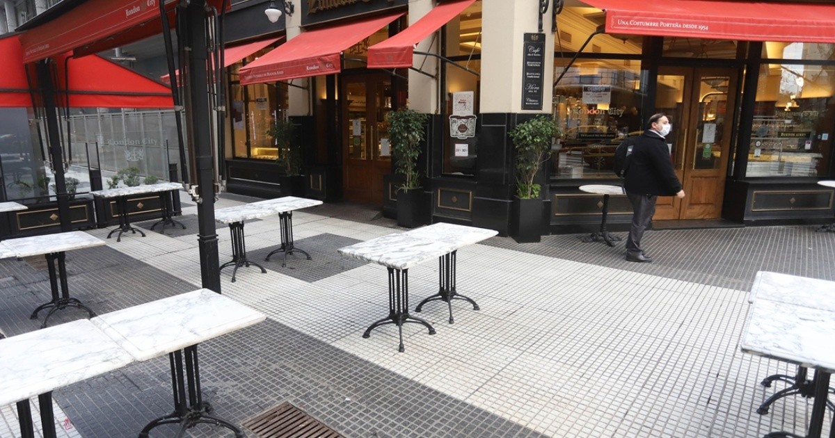 CABA: evalúan habilitar el primer carril de la calle para extender mesas de bares
