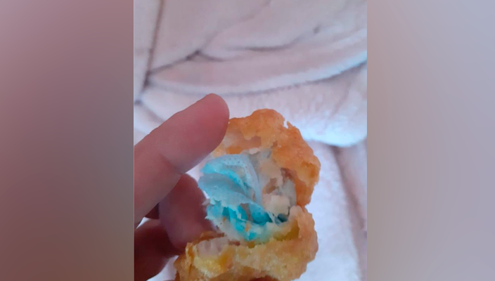 Casi muere ahogada mientras comía un “nugget” que en realidad era un cubrebocas