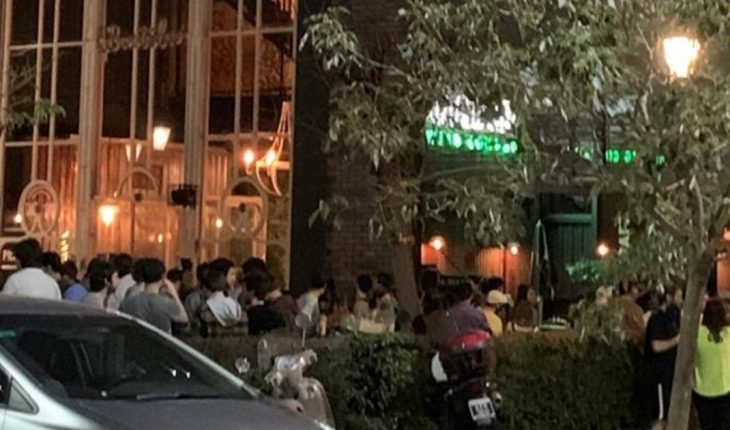 Clausuraron un bar en Recoleta: en la puerta se juntaban decenas de jóvenes