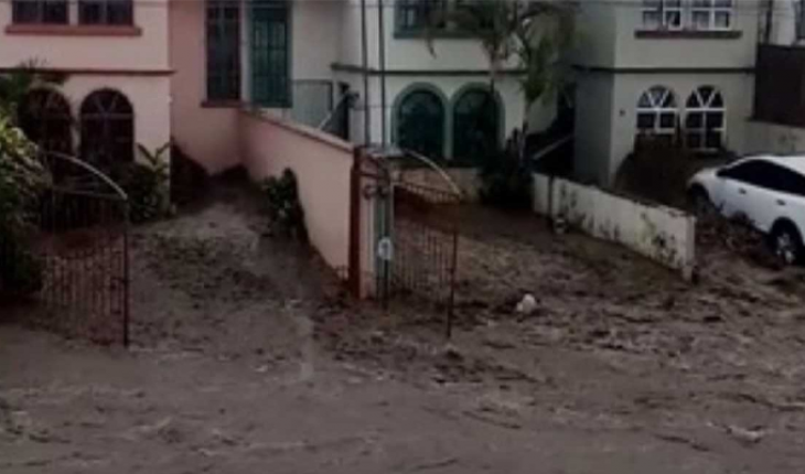 Corriente de agua arrastra a joven en Veracruz (Video)