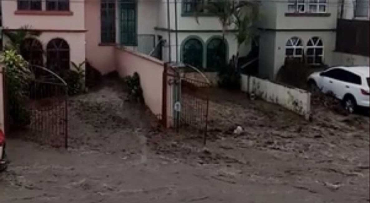 Corriente de agua arrastra a joven en Veracruz (Video)