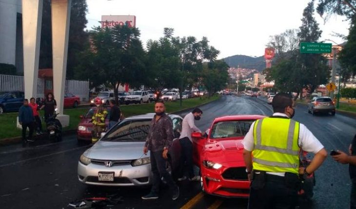 Cuatro vehículos protagonizan choque en la Avenida Camelinas de Morelia, Michoacán