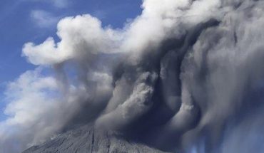 El volcán Sinabung de Indonesia arroja una nueva explosión de ceniza caliente