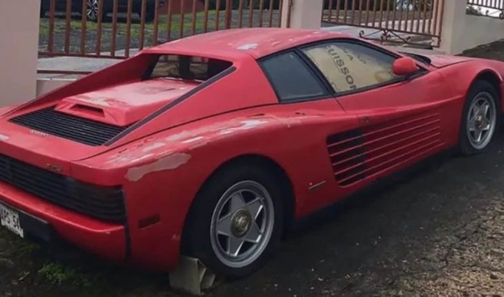 Encontraron una Ferrari Testarossa abandonada hace más de una década en Puerto Rico