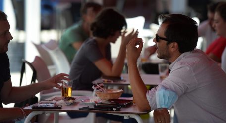 España cierra bares y prohíbe fumar en la calle por rebrote de COVID
