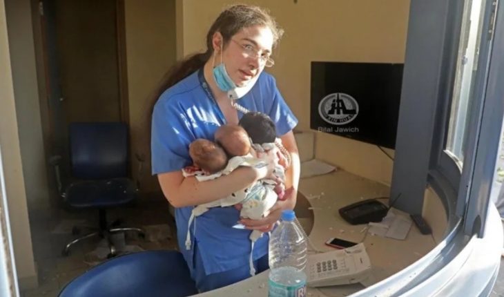 Imagen conmovedora: una enfermera salvó tres bebés tras la explosión en Beirut