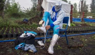 Luchadores mexicanos ofrecen funciones en Xochimilco ante cierre de arenas