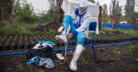 Luchadores mexicanos ofrecen funciones en Xochimilco ante cierre de arenas