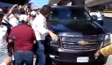 Manifestantes bloquean camioneta de López Obrador en visita a Acapulco