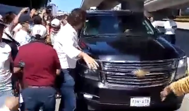 Manifestantes bloquean camioneta de López Obrador en visita a Acapulco