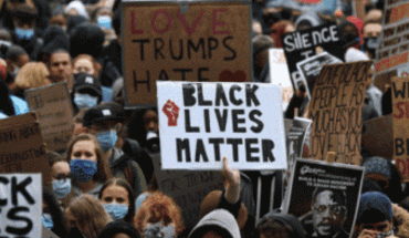 Manifestantes pelean con policías por afroamericano baleado por agentes en EEUU