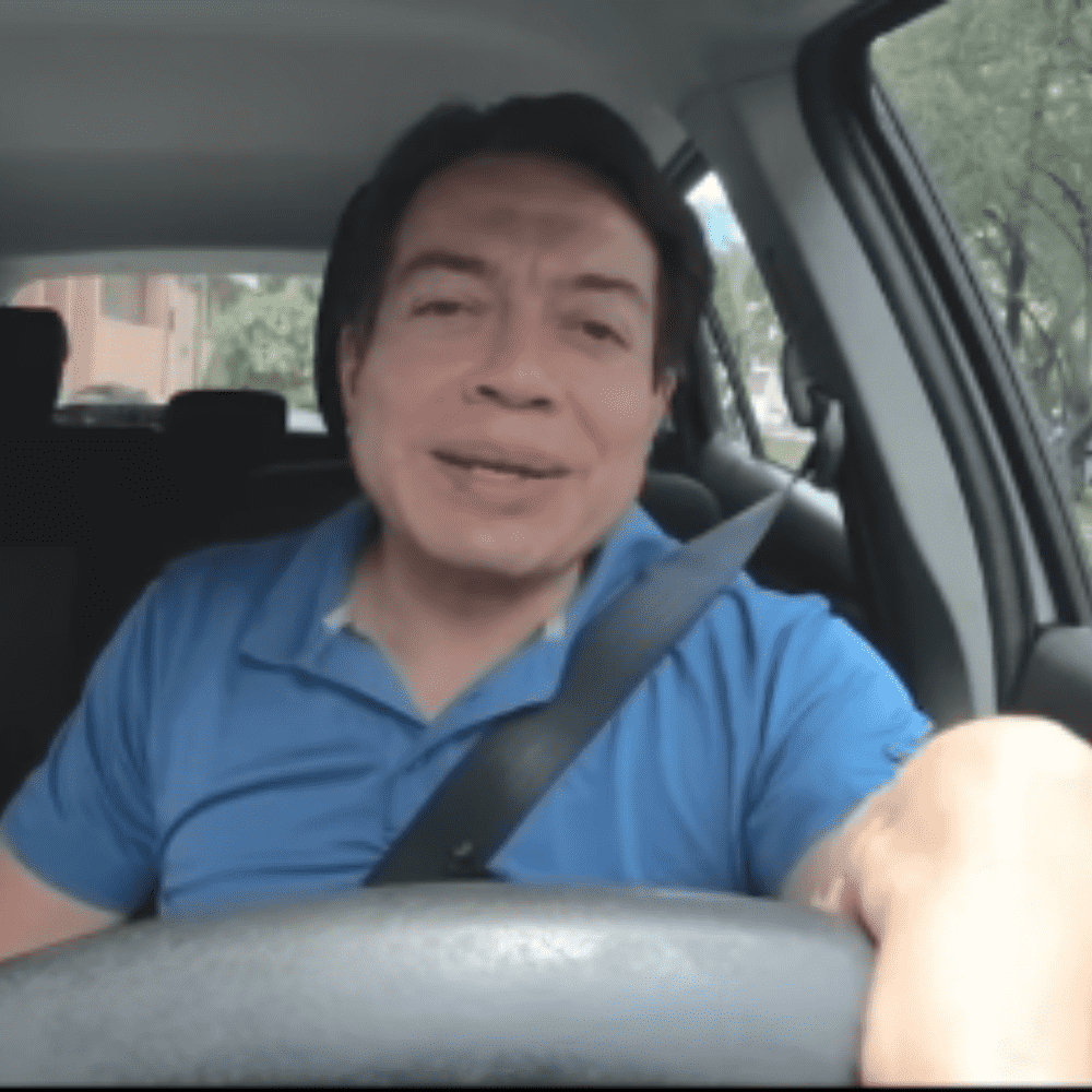 Mario Delgado se hace pasar de chofer de taxi y cuestiona a ciudadanos sobre Morena