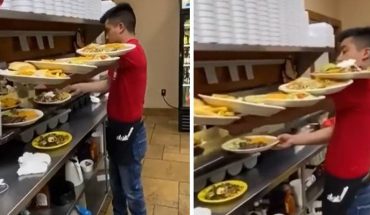 Mesero causa asombro al mostrar su gran habilidad de llevar los platos (Video)