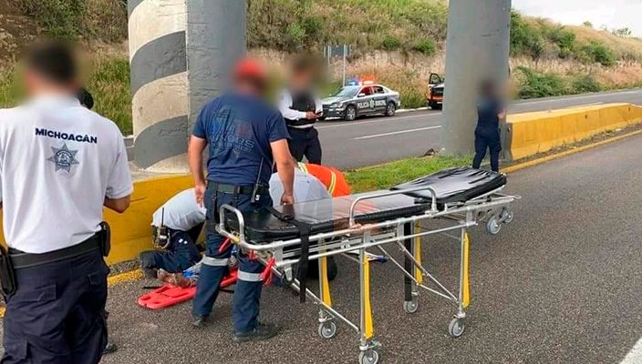 Mujer resulta herida tras arrojarse de un puente en Morelia, Michoacán