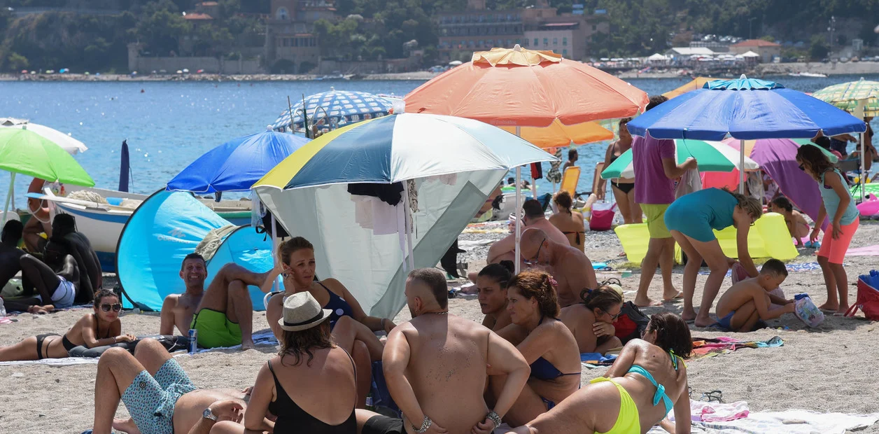 Playas estalladas de gente y picos de contagio preocupan a Italia