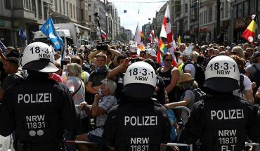 Policía alemana dispersa protesta por violar normas ante la pandemia