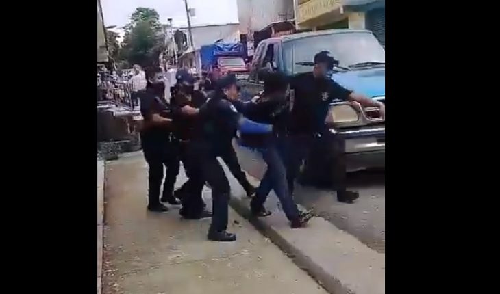 Policías dan golpiza a un hombre detenido en Chiapas
