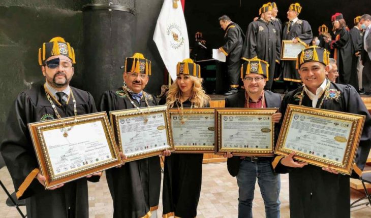 Reporteros de “La Mañanera” de AMLO reciben doctorado honoris causa
