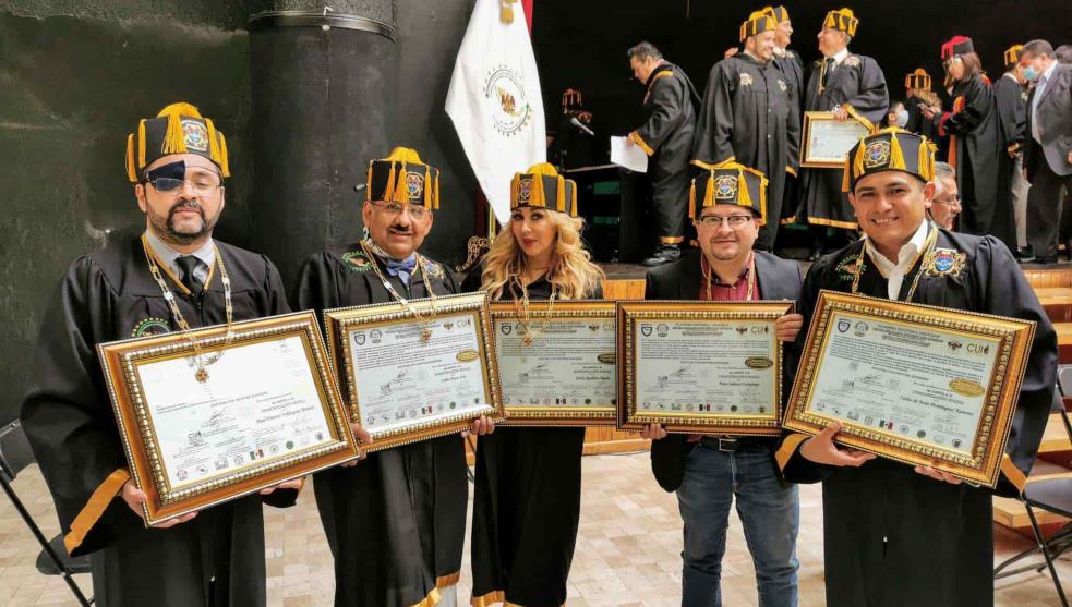Reporteros de "La Mañanera" de AMLO reciben doctorado honoris causa
