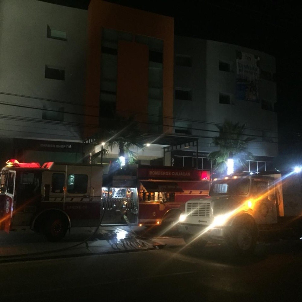 Se incendia camioneta en estacionamiento de hotel en la colonia Las Vegas, Culiacán
