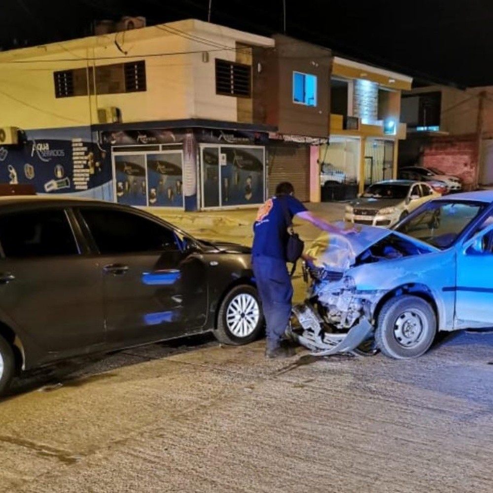 Se registra choque frontal entres dos vehículos en Mazatlán, Sinaloa