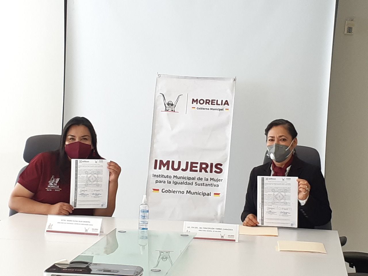 Signan convenio de colaboración IMUJERIS y el Poliforum de Morelia