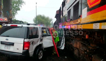 Tren de Morelia embiste camioneta en la Av. Madero Poniente; hay 2 heridos
