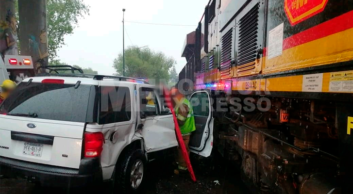 Tren de Morelia embiste camioneta en la Av. Madero Poniente; hay 2 heridos