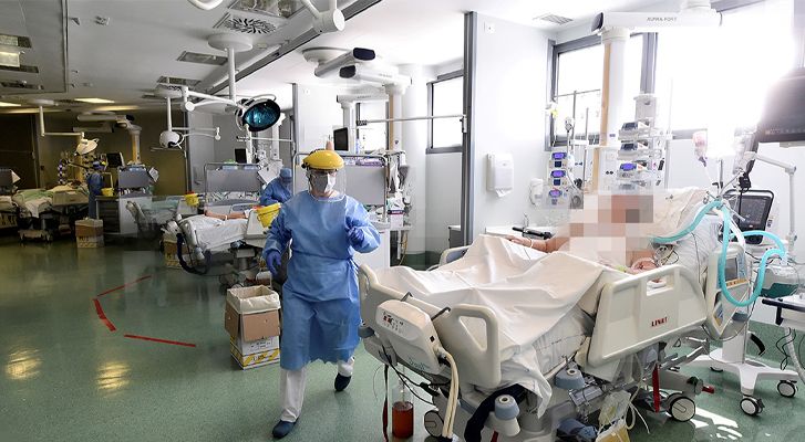 Tres infectados de Covid-19 muerden a personal médico en intento de huída del hospital