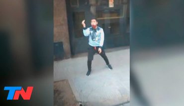 Video: Once: un chofer de colectivo enfrentó a dos arrebatadores que intentaron robarle a un pasajero