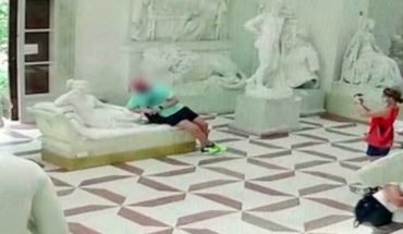 Video: un turista rompió una escultura por sacarse una foto