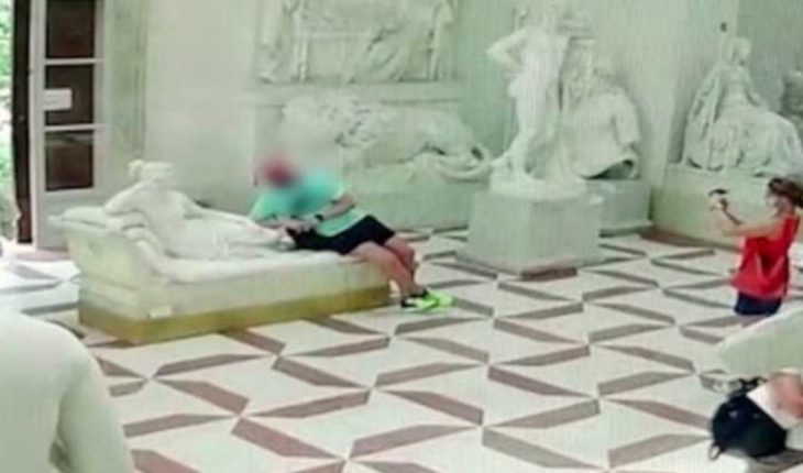 Video: un turista rompió una escultura por sacarse una foto