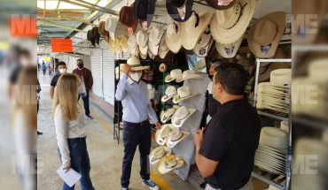 Villegas Soto entrega cubrebocas a comerciantes del mercado de la independencia
