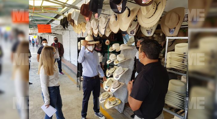 Villegas Soto entrega cubrebocas a comerciantes del mercado de la independencia