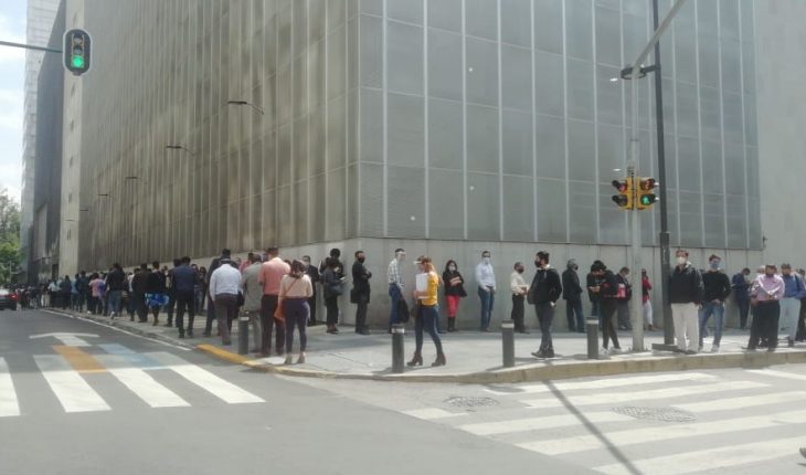 translated from Spanish: Dozens make up to two hours of row for courthouses on CDMX
