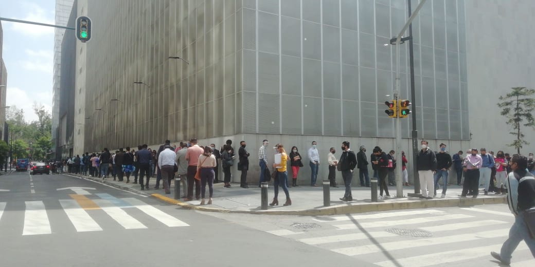 Dozens make up to two hours of row for courthouses on CDMX