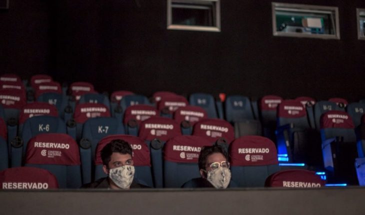 translated from Spanish: Empty seats and healthy distance, so was the reopening of CDMX cinemas