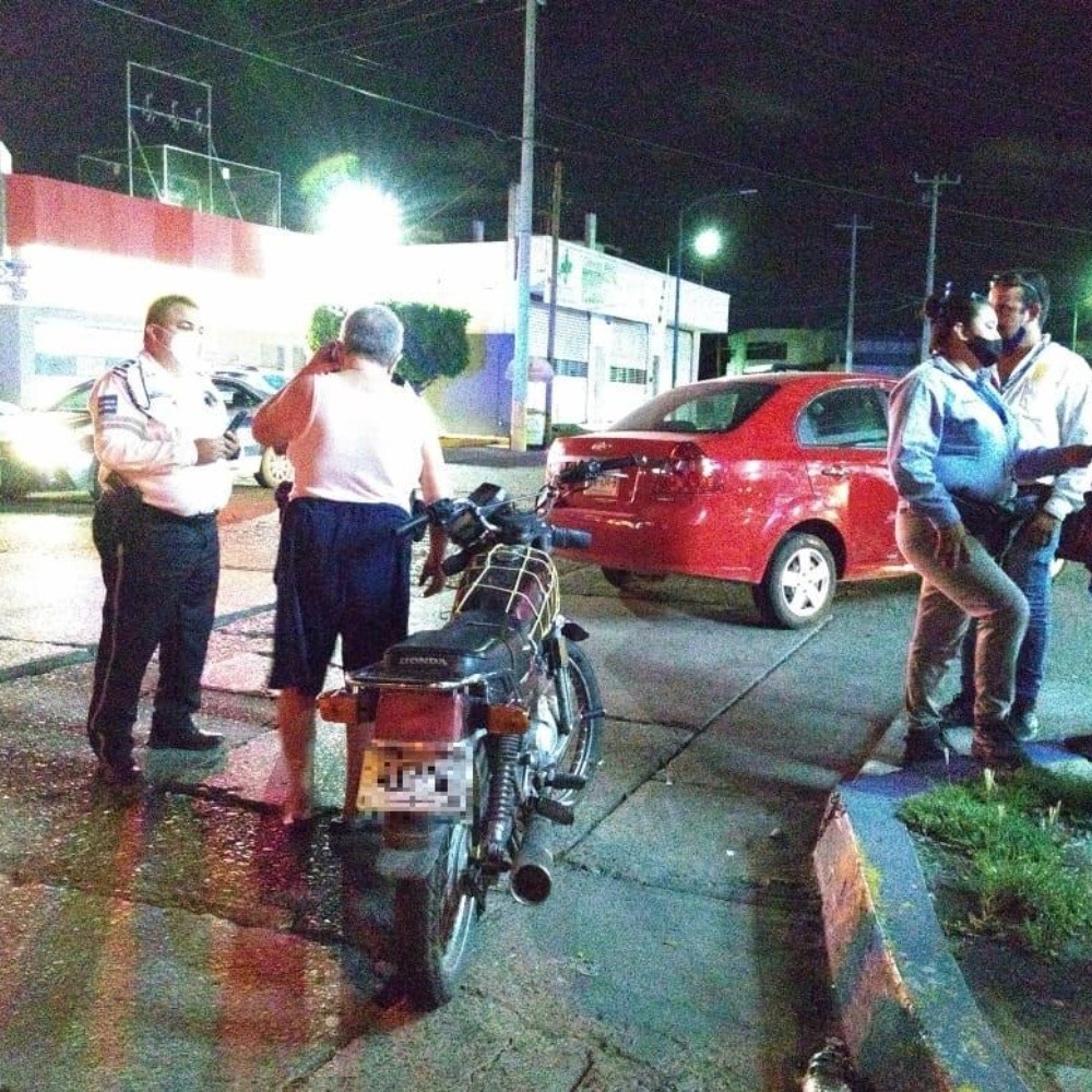 Motorcyclist injured after crash against car in Culiacan