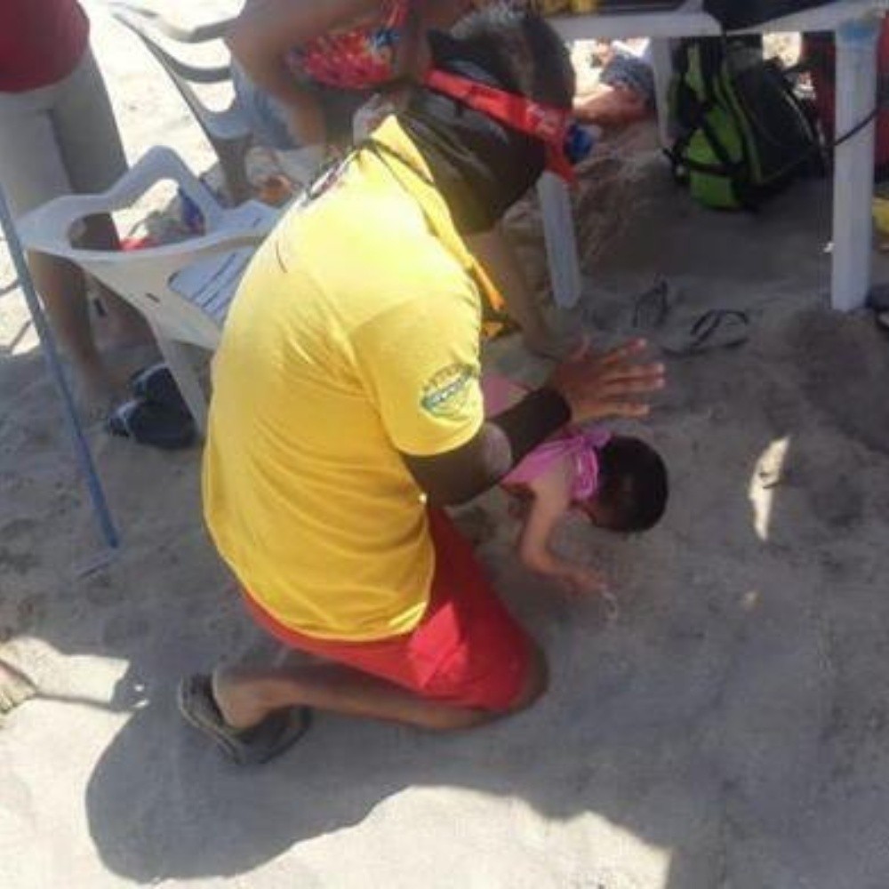 Paramedic saves baby after choking on mango piece in Mazatlan