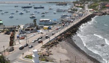 translated from Spanish: Port captaincy in Mazatlan closes navigation for tropical storm Hernán