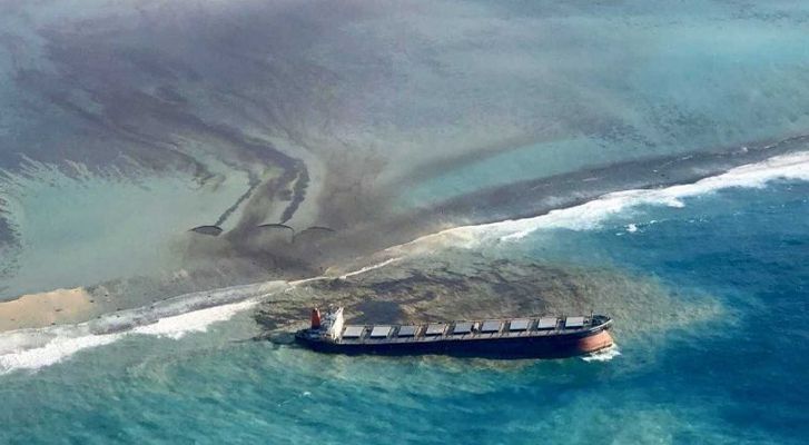 The ship stranded off the paradisiacal coast of Mauritius is split in two