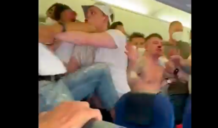 translated from Spanish: Unleash fight for not using the head cover on a flight from Amsterdam to Ibiza (Video)