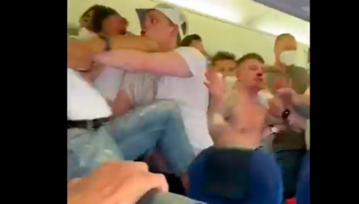 Unleash fight for not using the head cover on a flight from Amsterdam to Ibiza (Video)